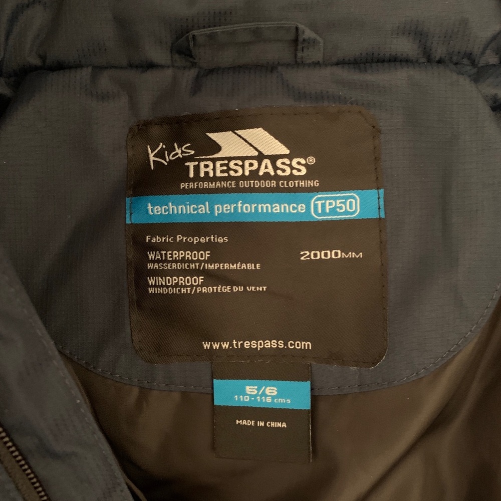 Child’s TRESPASS WINTER JACKET.  New. Size 5/6. - Picture 5 of 11